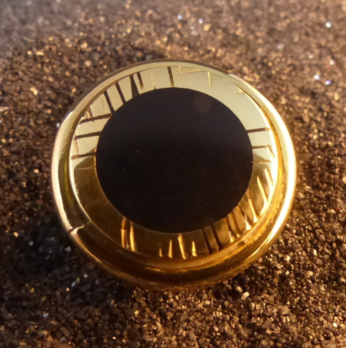 Bijoux laiton et résine ébène.     Or et noir, un grand classique à l'esthétique intemporelle